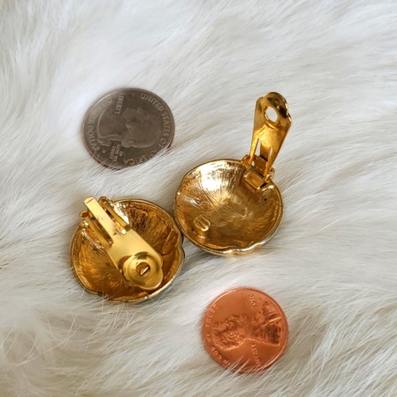 Vintage Gold and Green Clip-on Earrings - Picture 2 of 3